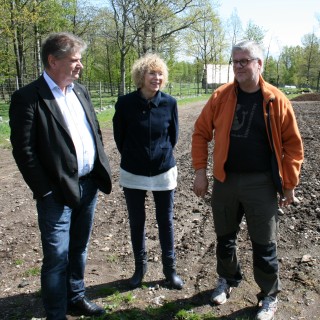 Kåre Pettersen, Aina Dahl og lokallagsleder Carl Otto Kielland under Venstres gårdsbesøk hos Skjærgaarden Gartneri i Åsgårdstrand.
