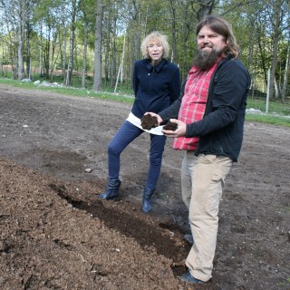 Bjørge Madsen forklarer Aina Dahl hvordan Skjærgaarden Gartneri arbeider systematisk med kompostering.