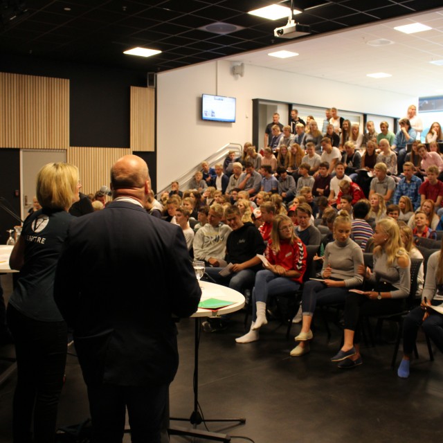 Engasjerte elever i debatten på Stuenes skole