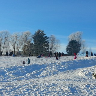 Full aktivitet i Kjennbakken en flott vinterdag. 