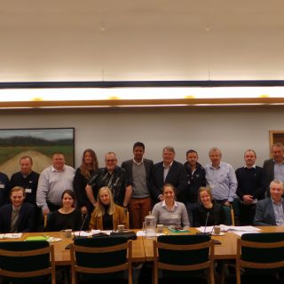 Abid Q. Raja og KrFs Hans Fredrik Grøvan sammen med sykkelorganisasjonene som stilte på høring 8. februar. 