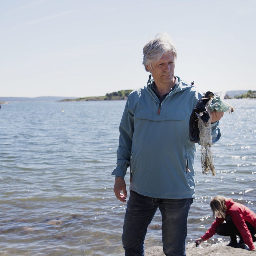 Stortingsrepresentant Ola Elvestuen plukker søppel i strandkanten