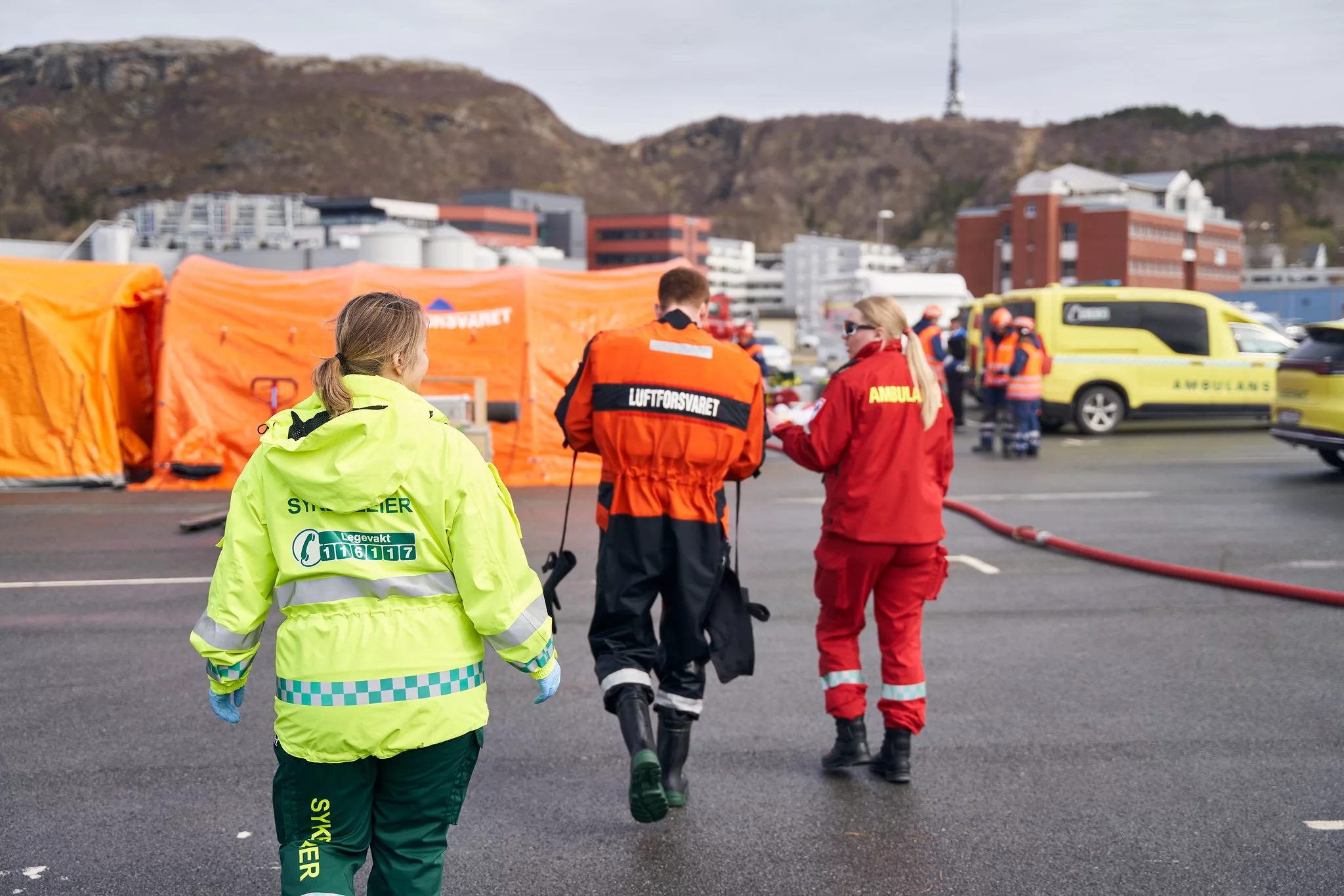 Beredskapsøvelse under Exercise Arctic REIHN 2023, med politi, sivilforsvar og andre beredskapsenheter i aksjon. Bildet viser samhandling mellom ulike nødetater i en realistisk treningssituasjon