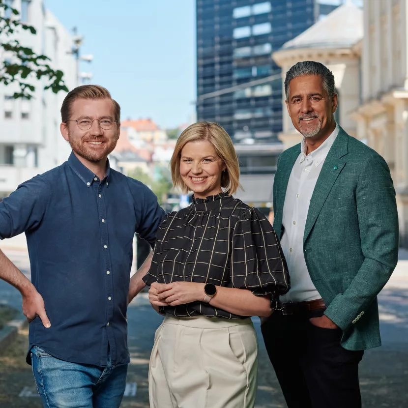 Venstres ledertrio: Sveinung, Guri og Abid i urbant miljø