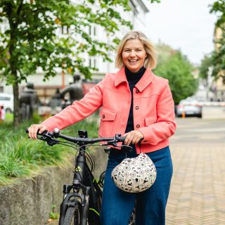 Guri Melby triller en sykkel med hjemlm på styret