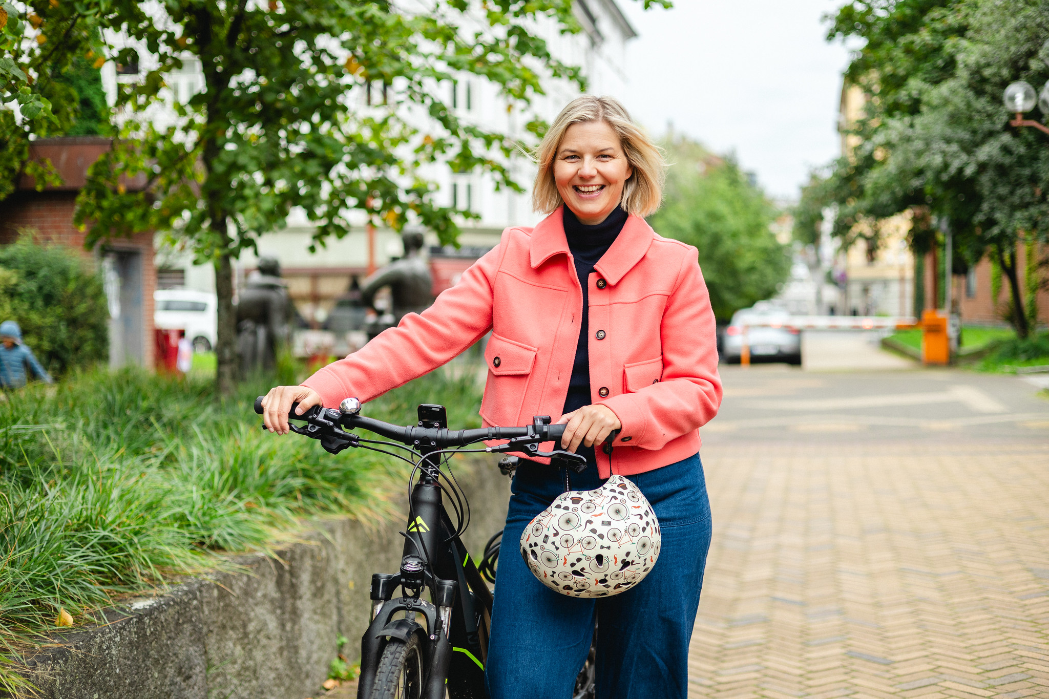 Guri Melby triller en sykkel med hjemlm på styret