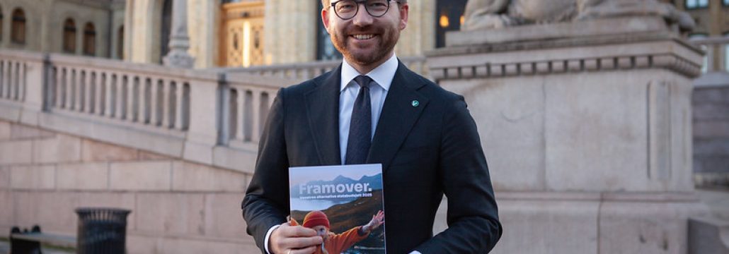Folk får mer i lommeboken med Venstre, sier Sveinung Rotevatn.