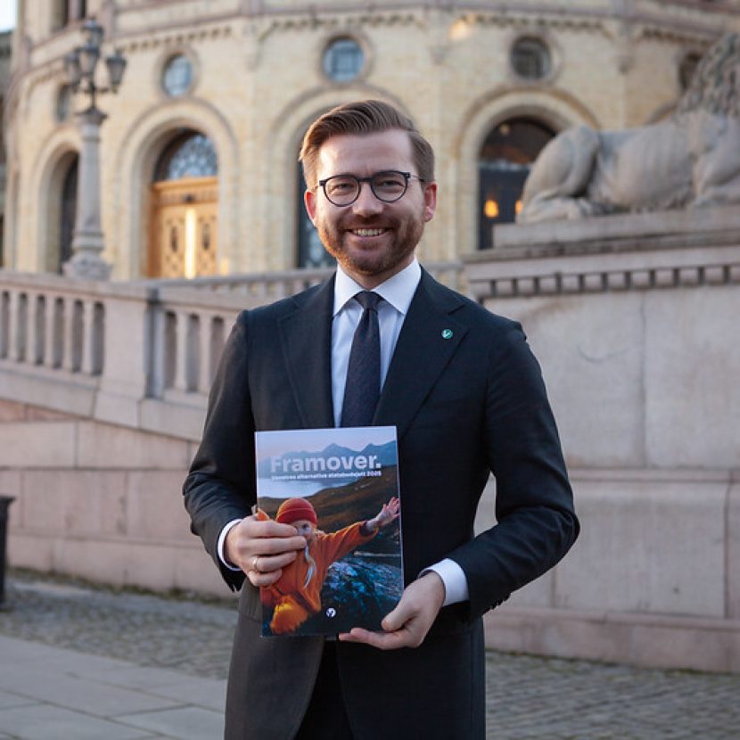 Folk får mer i lommeboken med Venstre, sier Sveinung Rotevatn.