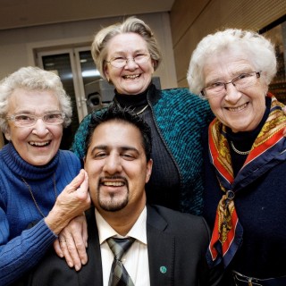 Oddveig Benum Botnen, Eldfrid Hovden og Ingjerd Skinnes med Abid Raja