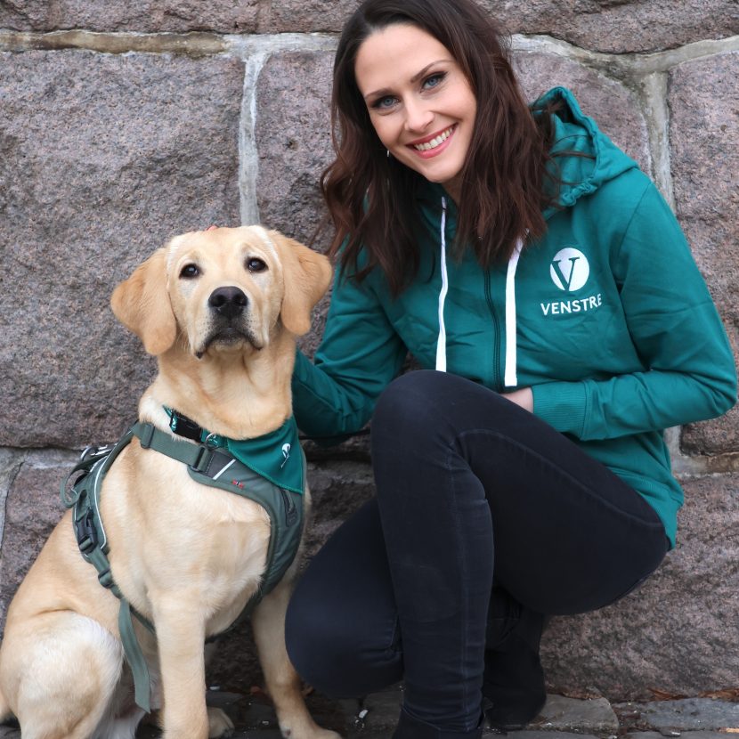 Ingvild Thorsvik og en hund  me Venstre-bandana