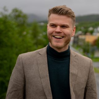 Rekken av nye ladestasjoner gjør det mer attraktivt å velge et grønt alternativ når man skal kjøpe seg ny bil, sier Venstres Even Aronsen. 