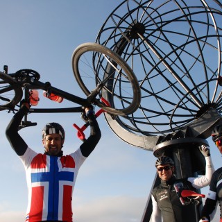 Nå står jeg på toppen av Norge, Nordkapp er beseiret! Himmelen er helt blå og sola skinner, jeg kunne ikke bedt om noe mer. På toppen stod det en stor gjeng for å ta meg i mot, tusen takk for velkomsten!  Etter 28 dager er vi på toppen av Norge. For nøyaktisk fire uker siden startet vi fra Lindesnes fyr, i strålende sol da også, og på veien har jeg vært innom sørlandsbyene, Dovre, Helgelandskysten, Lofoten og Vesterålen, Senja som tok meg med storm og nå altså på toppen av hele landet. På veien har vi møtt 60 sykkelklubber som har vist meg veien; de har både vært mentalt støtte, gode veivisere og god drahjelp. Jeg har møtt hundrevis av lokalpolitikere, spesielt engasjerte Venstre-medlemmer, som har støttet meg på veien. Akkurat som de venstrefolkene jeg møtte i dag, som hadde tatt med flagg, plakater og Cola (!), har lokallagene i hele landet hjulpet meg fremover på veien.   Jeg har fått tatt en god titt på veiene i Norge. Det finnes mange sjarmerende veier å sykle på, men det finnes og mange dårlige, sterkt trafikerte veier som ikke passer for syklister. Her må det gjøres noe.   Samspillet mellom syklister og bilister er også viktig for å ha sikre veier i Norge. På veien opp til Nordkapp har jeg og mine medsyklister opplevd mange farlige situasjoner, spesielt ved forbikjøringer. Bør vi bli strengere for å straffe bilister som kjører farlig nærme syklister? Jeg tror det.   Så en liten oppfordring helt på slutten: nordmenn må feriere mer i eget land! Gjennom disse fire ukene har jeg syklet gjennom noen av de mest fantastiske stedene jeg har opplevd. Naturen i Norge er vakker, og vi som bor her bør oppleve den! Tusen takk for meg, og god sommer videre til alle!