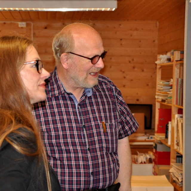Fylkesleder for Venstre og 2.kandidat tilfylkestingsvalget, Anja Johansen under omvisning sammen med Hans Pedersen i Mjåvatnbrygga.