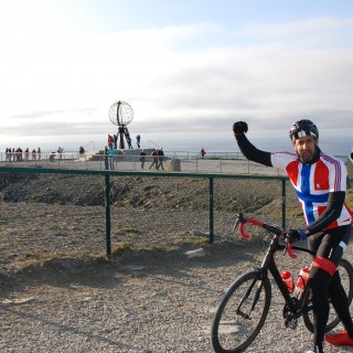 Nå står jeg på toppen av Norge, Nordkapp er beseiret! Himmelen er helt blå og sola skinner, jeg kunne ikke bedt om noe mer. På toppen stod det en stor gjeng for å ta meg i mot, tusen takk for velkomsten!  Etter 28 dager er vi på toppen av Norge. For nøyaktisk fire uker siden startet vi fra Lindesnes fyr, i strålende sol da også, og på veien har jeg vært innom sørlandsbyene, Dovre, Helgelandskysten, Lofoten og Vesterålen, Senja som tok meg med storm og nå altså på toppen av hele landet. På veien har vi møtt 60 sykkelklubber som har vist meg veien; de har både vært mentalt støtte, gode veivisere og god drahjelp. Jeg har møtt hundrevis av lokalpolitikere, spesielt engasjerte Venstre-medlemmer, som har støttet meg på veien. Akkurat som de venstrefolkene jeg møtte i dag, som hadde tatt med flagg, plakater og Cola (!), har lokallagene i hele landet hjulpet meg fremover på veien.   Jeg har fått tatt en god titt på veiene i Norge. Det finnes mange sjarmerende veier å sykle på, men det finnes og mange dårlige, sterkt trafikerte veier som ikke passer for syklister. Her må det gjøres noe.   Samspillet mellom syklister og bilister er også viktig for å ha sikre veier i Norge. På veien opp til Nordkapp har jeg og mine medsyklister opplevd mange farlige situasjoner, spesielt ved forbikjøringer. Bør vi bli strengere for å straffe bilister som kjører farlig nærme syklister? Jeg tror det.   Så en liten oppfordring helt på slutten: nordmenn må feriere mer i eget land! Gjennom disse fire ukene har jeg syklet gjennom noen av de mest fantastiske stedene jeg har opplevd. Naturen i Norge er vakker, og vi som bor her bør oppleve den! Tusen takk for meg, og god sommer videre til alle!