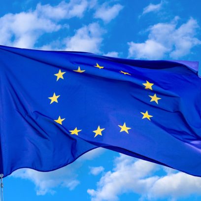 EU-flagg mot lettskyet himmel