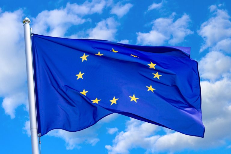 EU-flagg mot lettskyet himmel