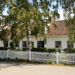 Erverdige Sætre gård ligger midt i Sætre sentrum.