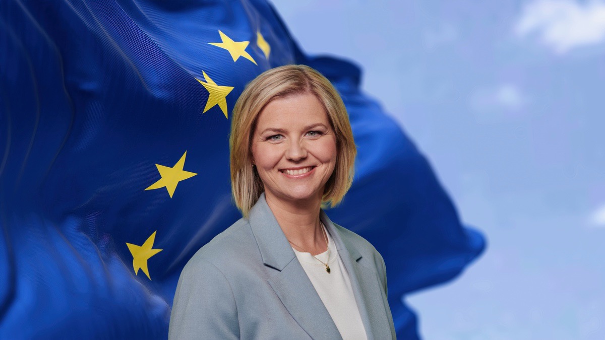 Guri Melby foran stort EU-flagg