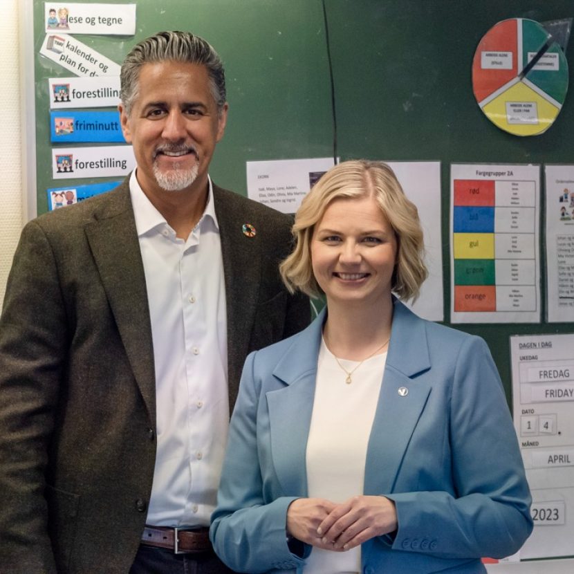 Abid og Guri står ved en tavle i et klasserom