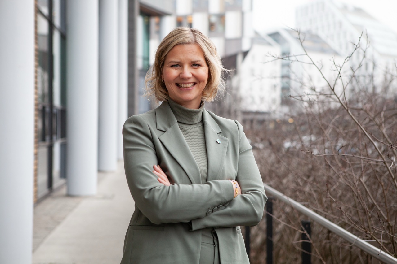 Guri Melby formelt antrukket i grå dress i urbant miljø
