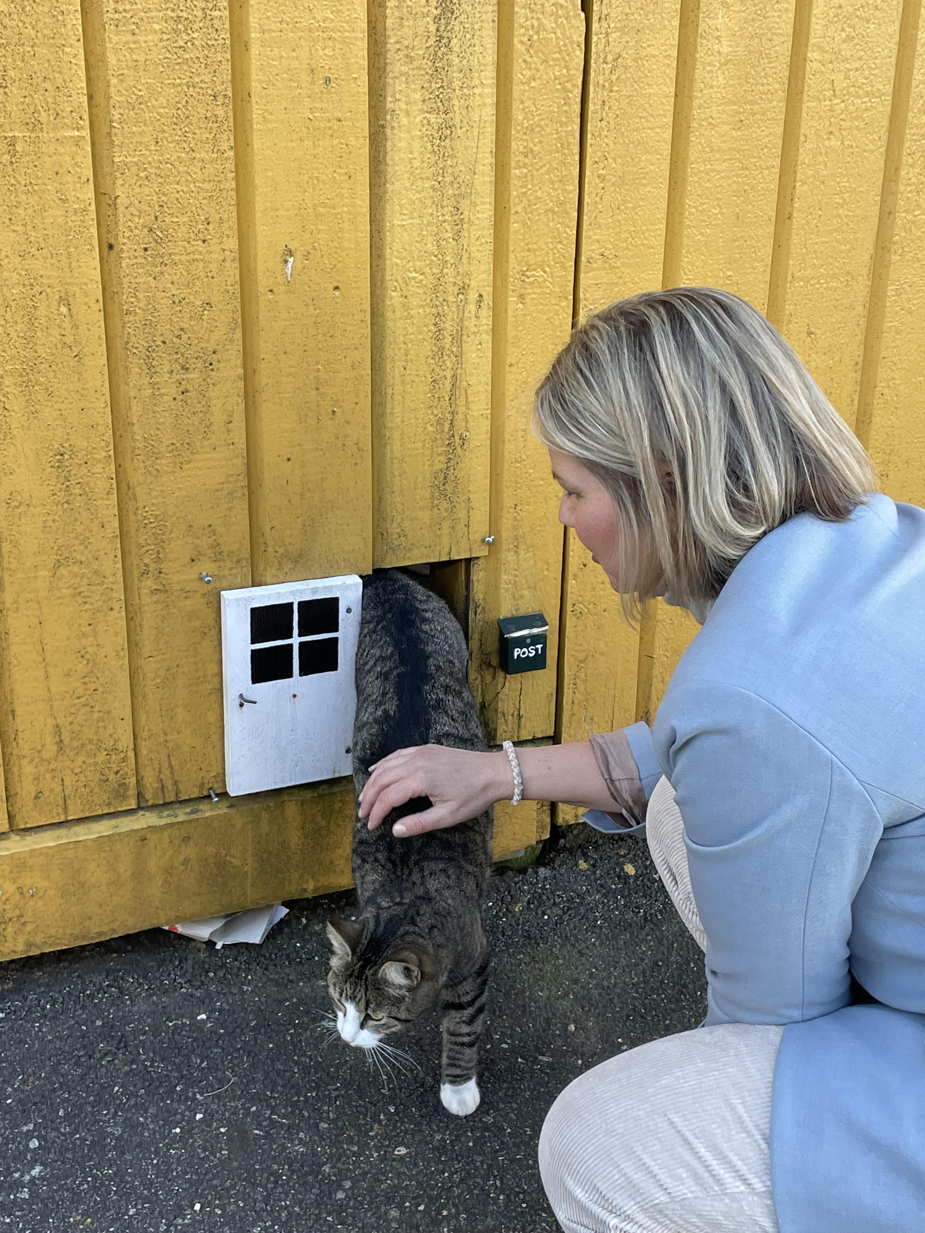 Guri Melby i Egersund med katt