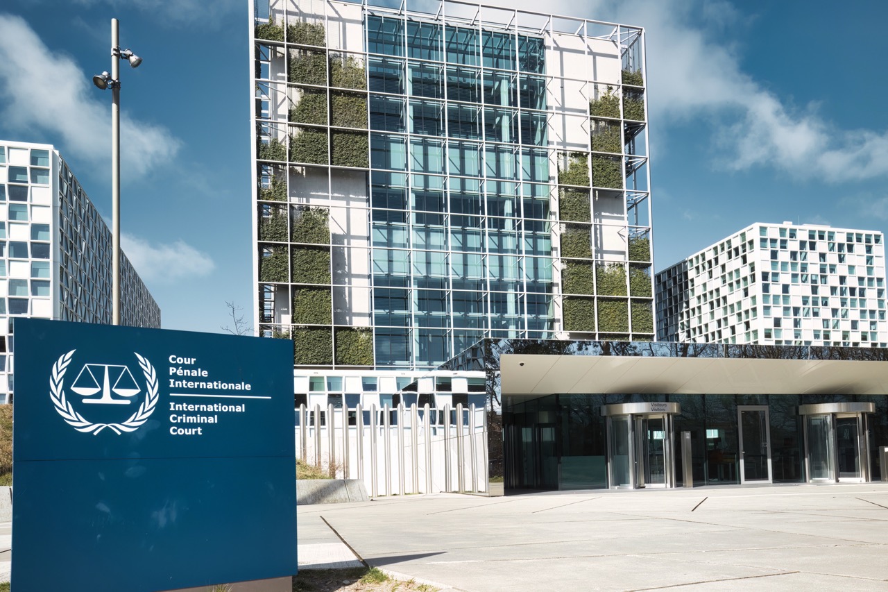 Oversiktsbilde av Den internasjonale straffedomstolens (ICC/CPI) bygningskompleks i Haag, Nederland, som symboliserer internasjonalt ansvar og rettferdighet