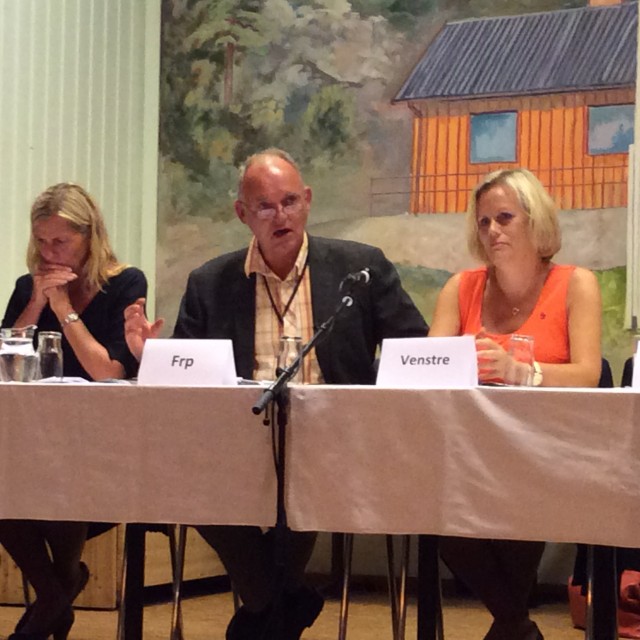 Deltagere i paneldebatten fra venstre: Kent Lippert Olsen (Krf) sitter skjult, Monica Vee Bratlie (H), Trond Røed (Frp) og Gunn-Torill Homme Mathisen (V).