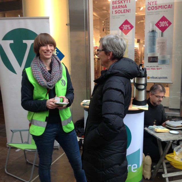 Toppkandidat Ida G. Johnsen i hyggelig samtale med potensielle velgere.