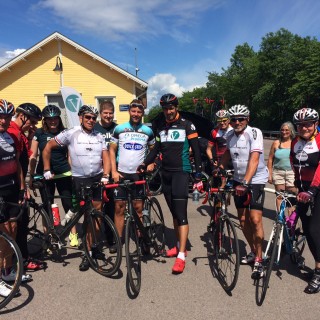 Stortingsrepresentant Abid Raja ble fulgt av mange hjelperyttere og Venstre-politikere på sykkelturen gjennom Vestfold. Foto: Venstre