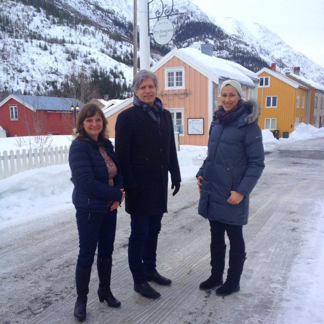 Ola Elvestuen på omvisning i Sjøgata, sammen med lederen for Vefsn Venstre, Franziska Wika (til venstre), og Katrine Remmen Wiken ved Helgeland museum.