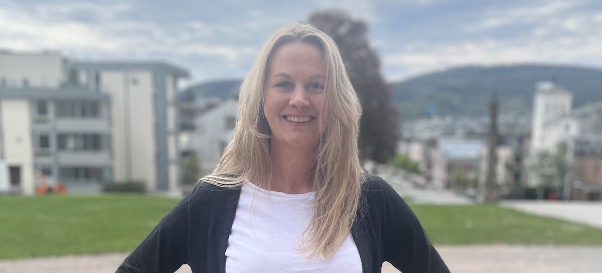Camilla Ulsund smilende med hendene i siden