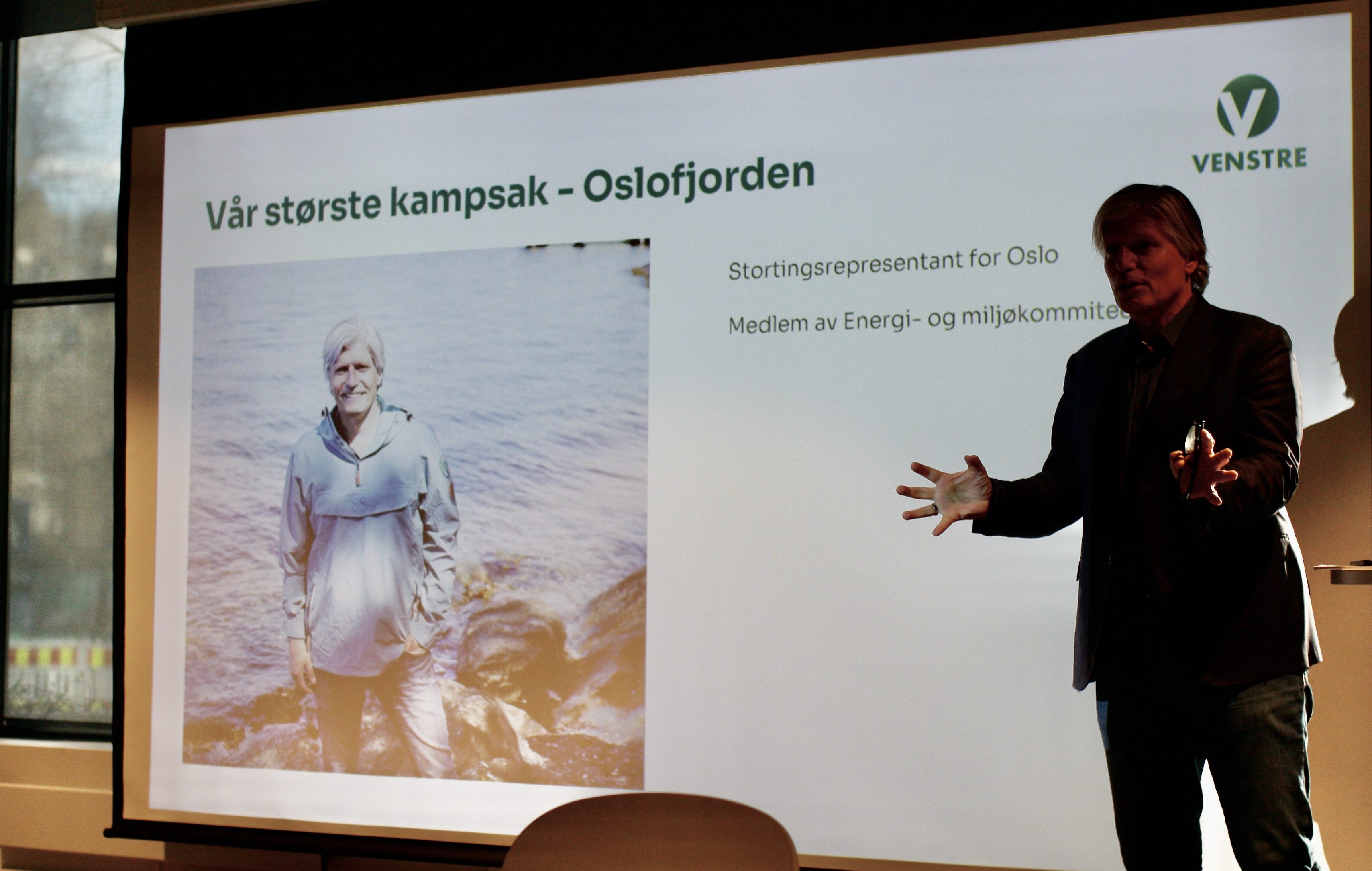 Ola Elvestuen snakker engasjert om Oslofjorden på Asker Venstres kick-off 4. mai 2023