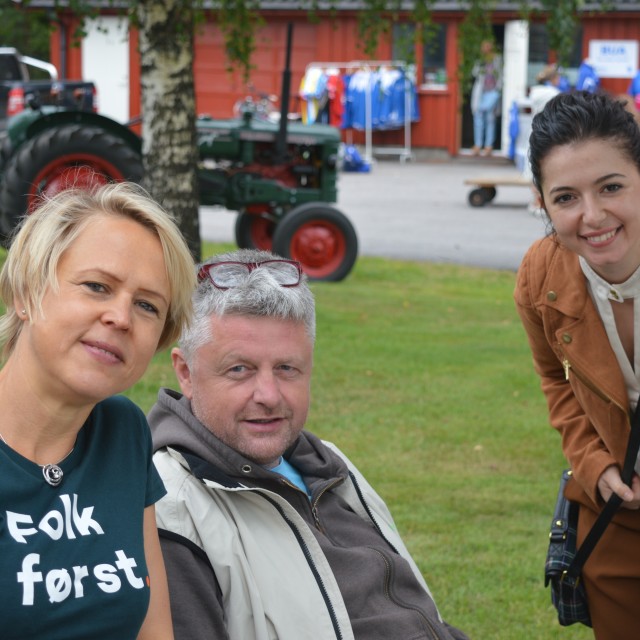 Fylkestingskandidat Kathrin Pabset og Venstrekandidatene Ole Morten Vegusdal og Nertila Stringa på stand under Birkenesdagene.