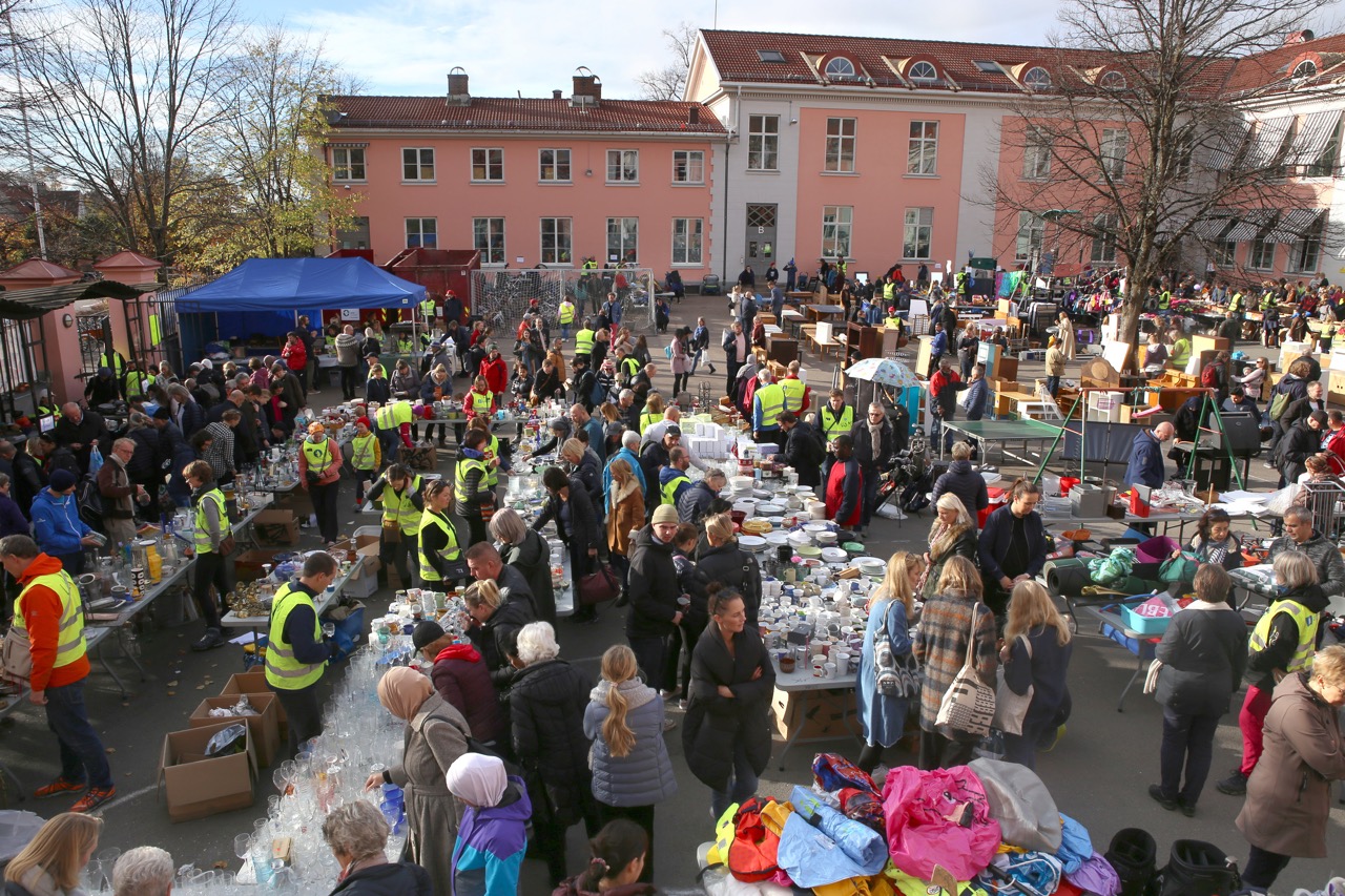Loppemarked i skolegården på Ullevål skole, arrangert av Ullevål skoles musikkorps – et godt eksempel på frivillig dugnadsarbeid som norsk frivillighet er avhengig av