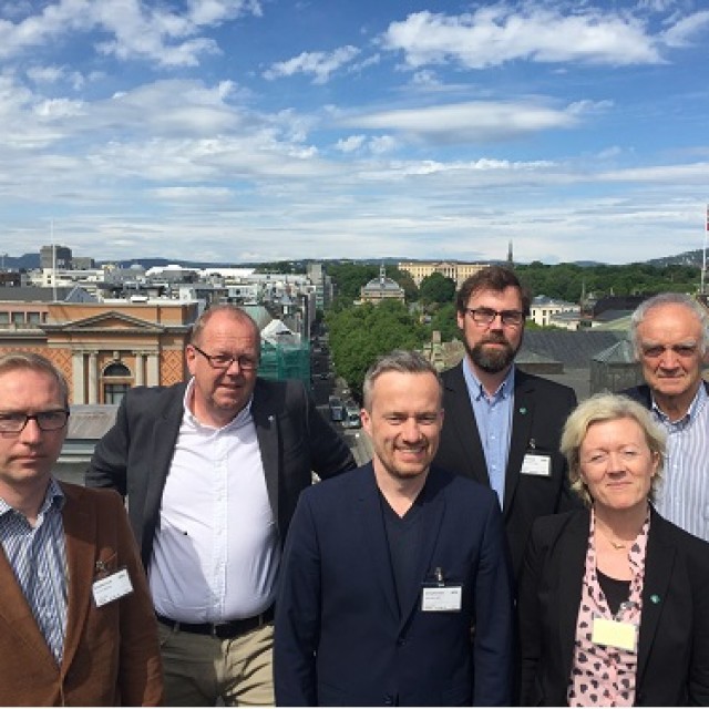 Frå venstre: Andreas Falck, Pål Farstad, Arne Karlsen, Arne Ivar Mikalsen, Nina Østebø og Harald Lindvik. Kine Reinertsen, Terje Soløy og Kari Ø. Toft var ikkje til stades.