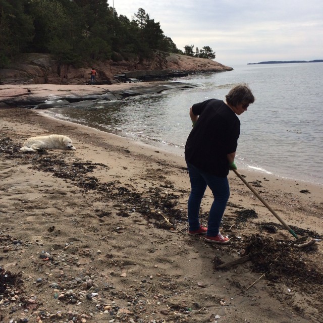 Merete Haug raker, Mia følger med.