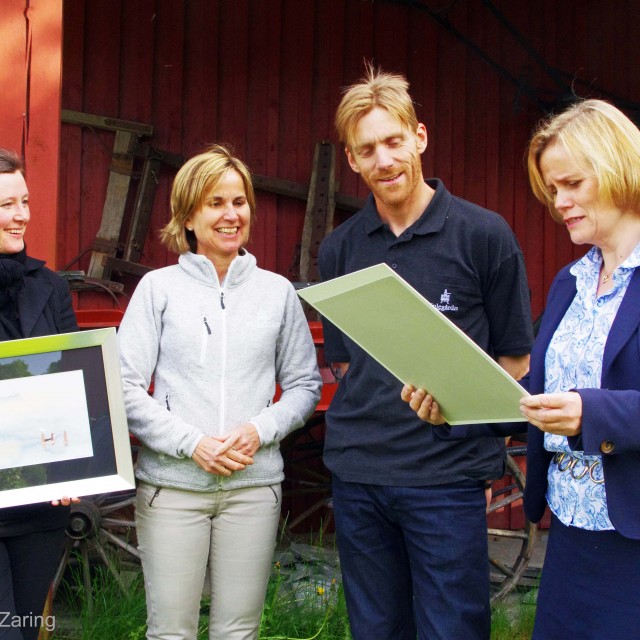 Ingrid Gammelsæther og Gunn-Torill Homme Mathisen overrekker Miljøprisen til Sissel og Tor-Erling Gransæther.