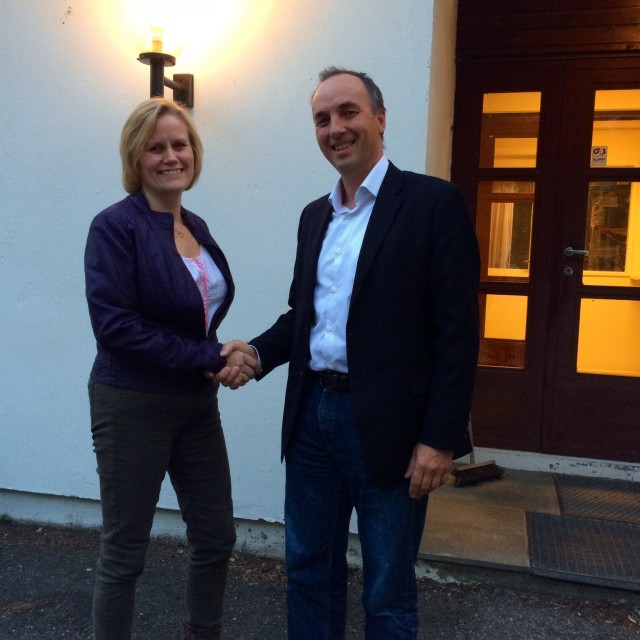 Hurum Venstres ordførerkandidat Gunn-Torill Homme Mathisen og direktør Erlend Skjold i Chemring etter møtet.