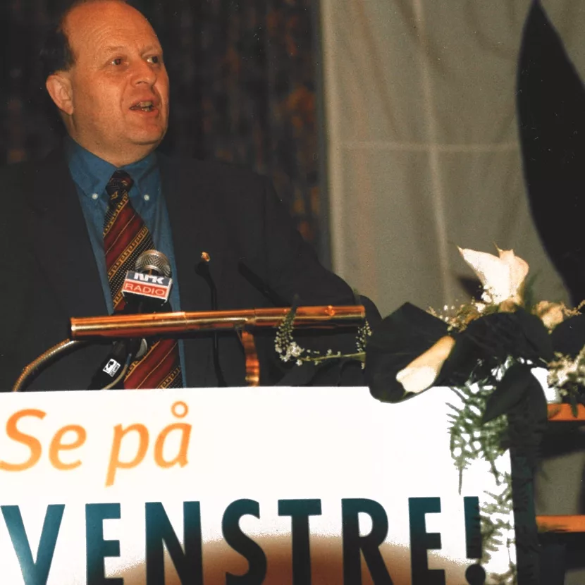 Odd Einar Dørum på talerstolen under Venstres landsmøte i 1997