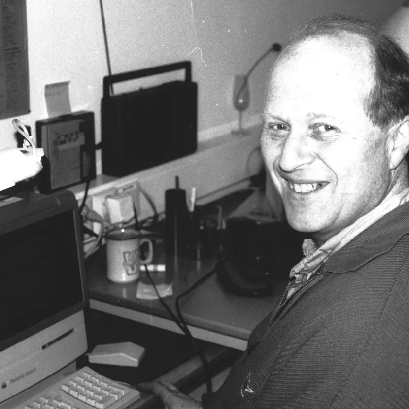 Odd Einar Dørum foran en Mac på Venstres kontorer i 1993
