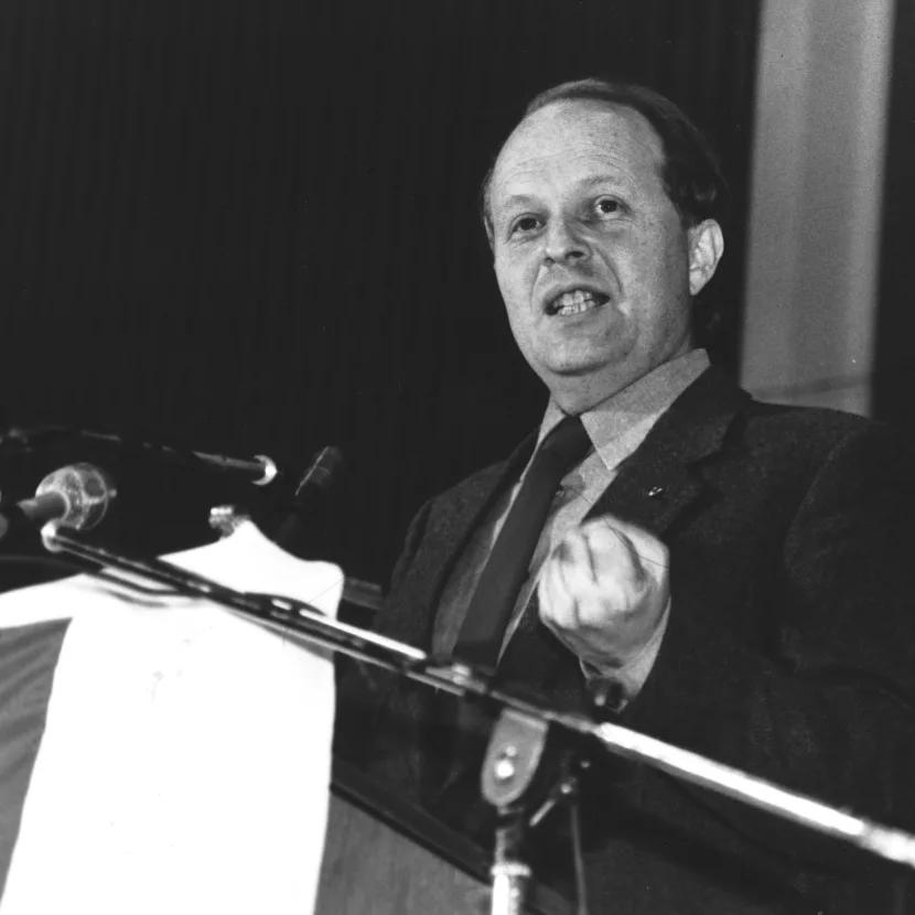Odd Einar Dørum på talerstolen under Venstres landsmøte i 1985