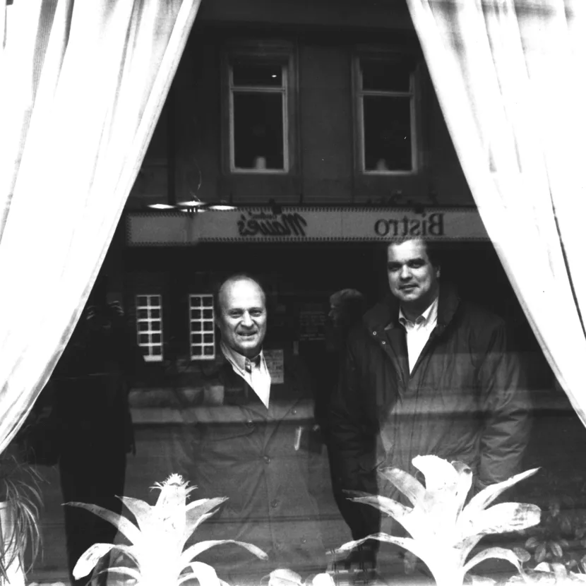 Odd Einar Dørum og Lars Sponheim gjennom et vindu