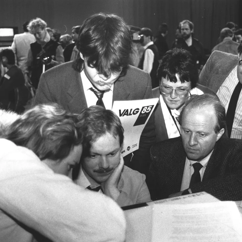 Odd Einar Dørum følger med under valget i 1985
