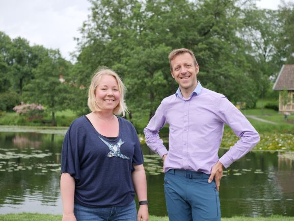 Ås Venstres Maria-Therese jensen og Olav Fjeld Kraugerud - her ved et annet idyllisk vann i Ås - Andedammen, NMBU