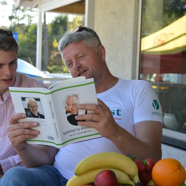 Ole Morten Vegusdal og Aust-AgderVenstres ungdomskandidat Jacob Handegard les om og av Øyvind Bjorvatn på stand i Herefoss