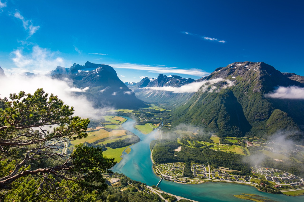 Omslagsbilde Venstre partiprogram 2025-2029. Landskapsbilde fra Åndalsnes og Nesaksla. Vi ser innover Romsdalen og elva Rauma.
