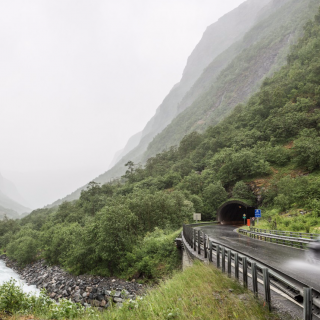 Bilete av veg, tunnel og fjord.