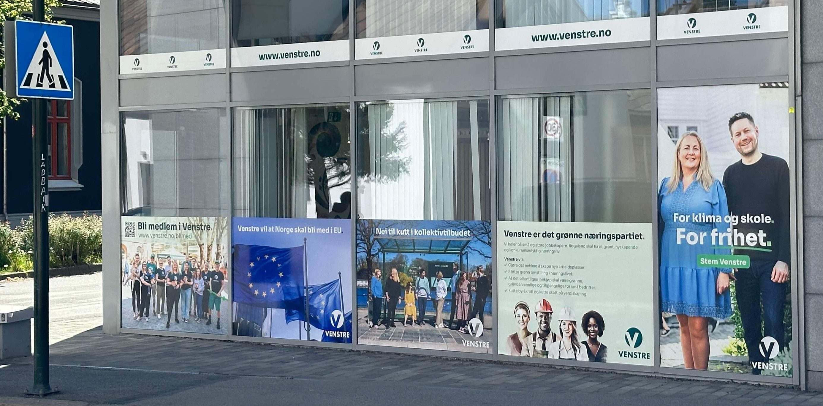 Bilde av fasaden av Venstres kontorer i Stavanger som er filert med Venstre-reklamer