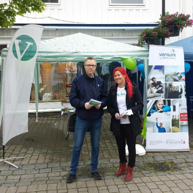 Torgrim Hallem og Pia Elisabeth Teveldahl fra Stjørdal Venstre med stand på Stjørdalsmartnan