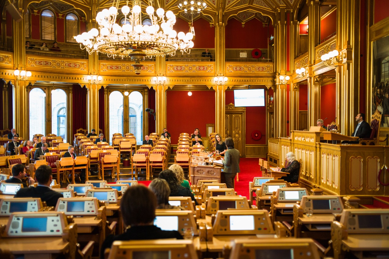 Ingvild Wetrhus Thorsvik (V) stiller spørsmål til barne- og familieminister Kjersti Toppe (Sp) under muntlig spørretime. Foto: Peter Mydske/Stortinget